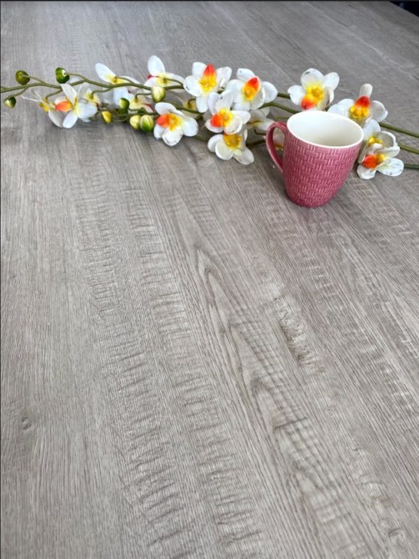 Piso vinílico SPC Gris plata